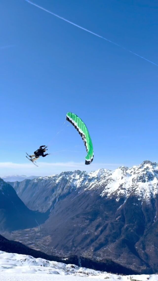 What my friends see vs what I see 🤜🏻🤛🏻 hey (hey) #speedriding #alpdhuez #speedflying #paragliding #frenchmountains #flying #liveyourlife #friends #góry #latanie #extremesports #adventurespirit #parapente #freeride
