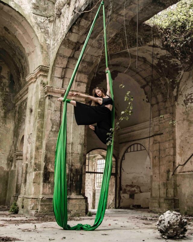 It has been almost 5 years. Time flies, but the memories are still so vivid 😌 Tune in for new photographs from Croatia. I am just finishing post for the blog. Link in bio. #aerialsilks #abandonedplaces #aerialphotography #circuseverydamnday #circuslife #urbex #szarfy #szarfyakrobatyczne #portugal #chustawertykalna #urbexphotography #urbanexploration