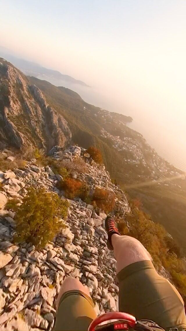 Just cruisin Montenegrin coast in the last rays of sun ☀️⛰️🌊
#speedflying #paragliding #montenegro #vrsuta #adventurespirit #mountains #sea #flying #liveyourlife #góry #sunset #goldenhour #latanie